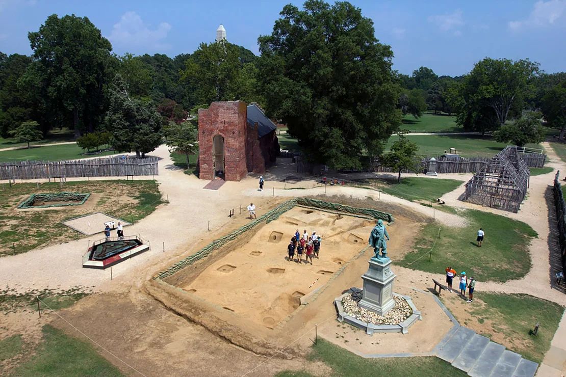 Los análisis de ADN de los restos humanos hallados en el emplazamiento de una iglesia construida en 1608 en el asentamiento colonial de Jamestown, Virginia, sugieren que los hombres son parientes del primer gobernador de la colonia, Thomas West.