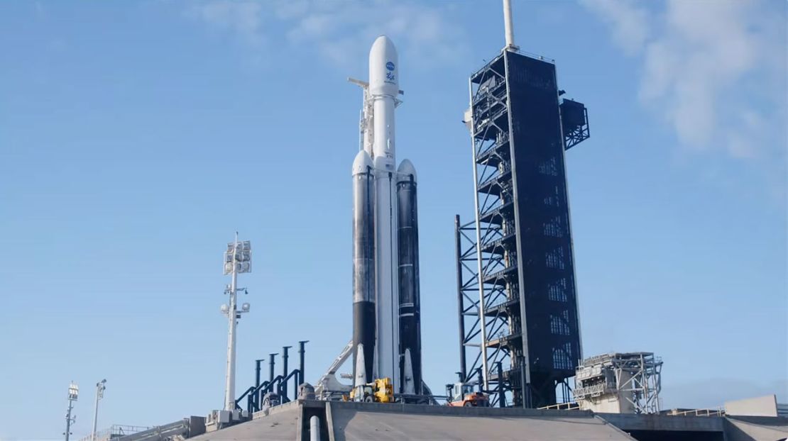 Het Europa Clipper-ruimtevaartuig wordt op 13 oktober gezien bovenop een SpaceX Falcon Heavy-raket in het Kennedy Space Center van NASA.