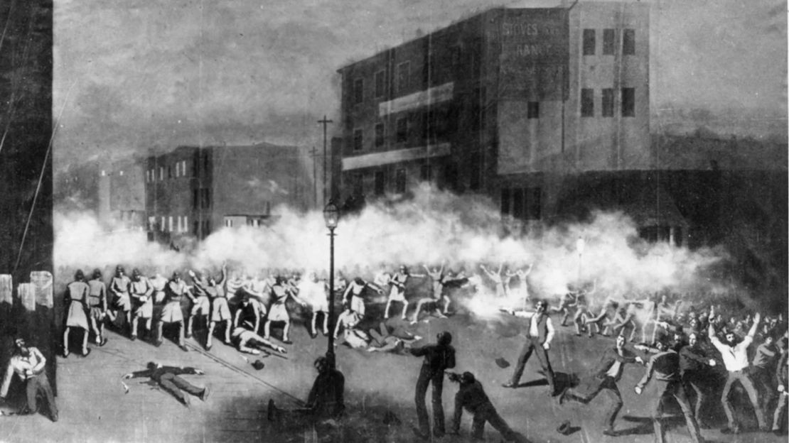 En imagen corresponde a una ilustración de la escena después de la explosión de una bomba en la plaza Haymarket, en Chicago, en mayo de 1886, desde cuando se celebra el Día Internacional del Trabajo.