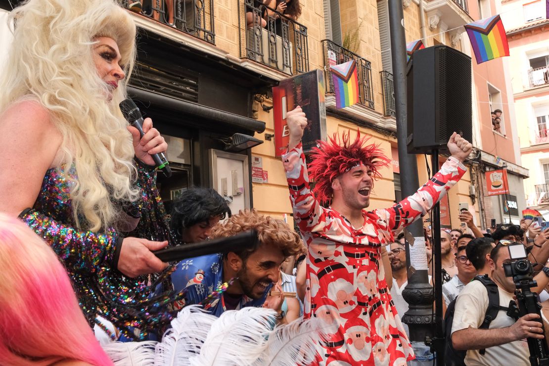 Chumina Power, at left, announces Raul Prieto from Bilbao as the winner at Madrid´s Carrera de Tacones.