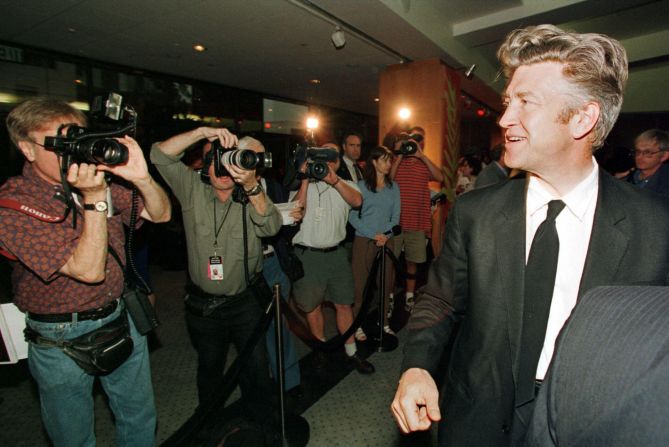 Lynch walks past a group of cameramen at the Academy of Motion Picture Arts and Sciences reception in 1997.