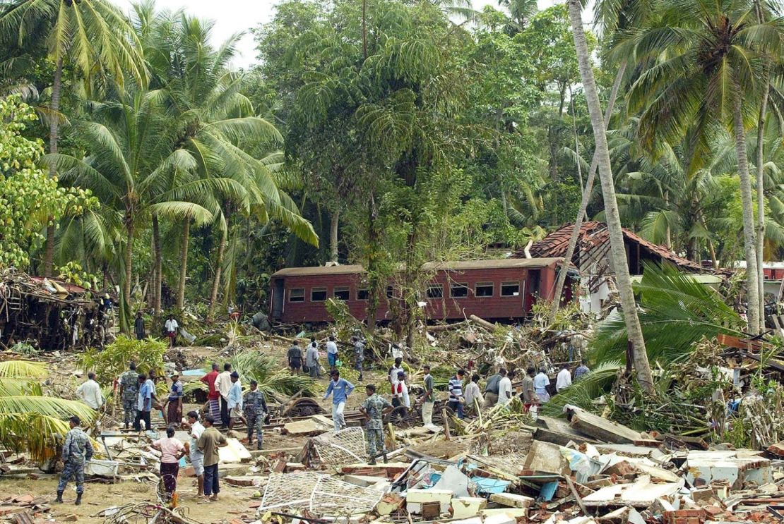 Casas y vagones de tren dañados en Sinigama, Sri Lanka, días después del tsunami.