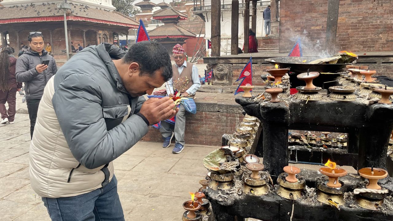 10-	Ramchandra Khadka praying outside a temple in Kathmandu for his comrades fighting for Russia (Source: CNN)