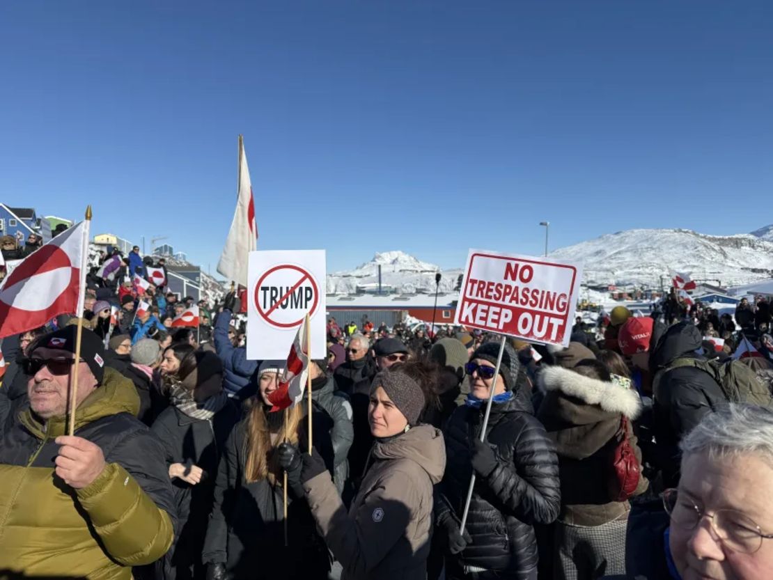 Alrededor de 1.000 groenlandeses se reúnen en el centro de la ciudad para protestar contra el presidente de Estados Unidos Donald Trump en Nuuk, Groenlandia, el 15 de marzo de 2025.