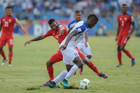 Honduras' Alberth Elis, in white, battles Panama's Alberto Quinteros for the ball during a World Cup qualifier in 2016.