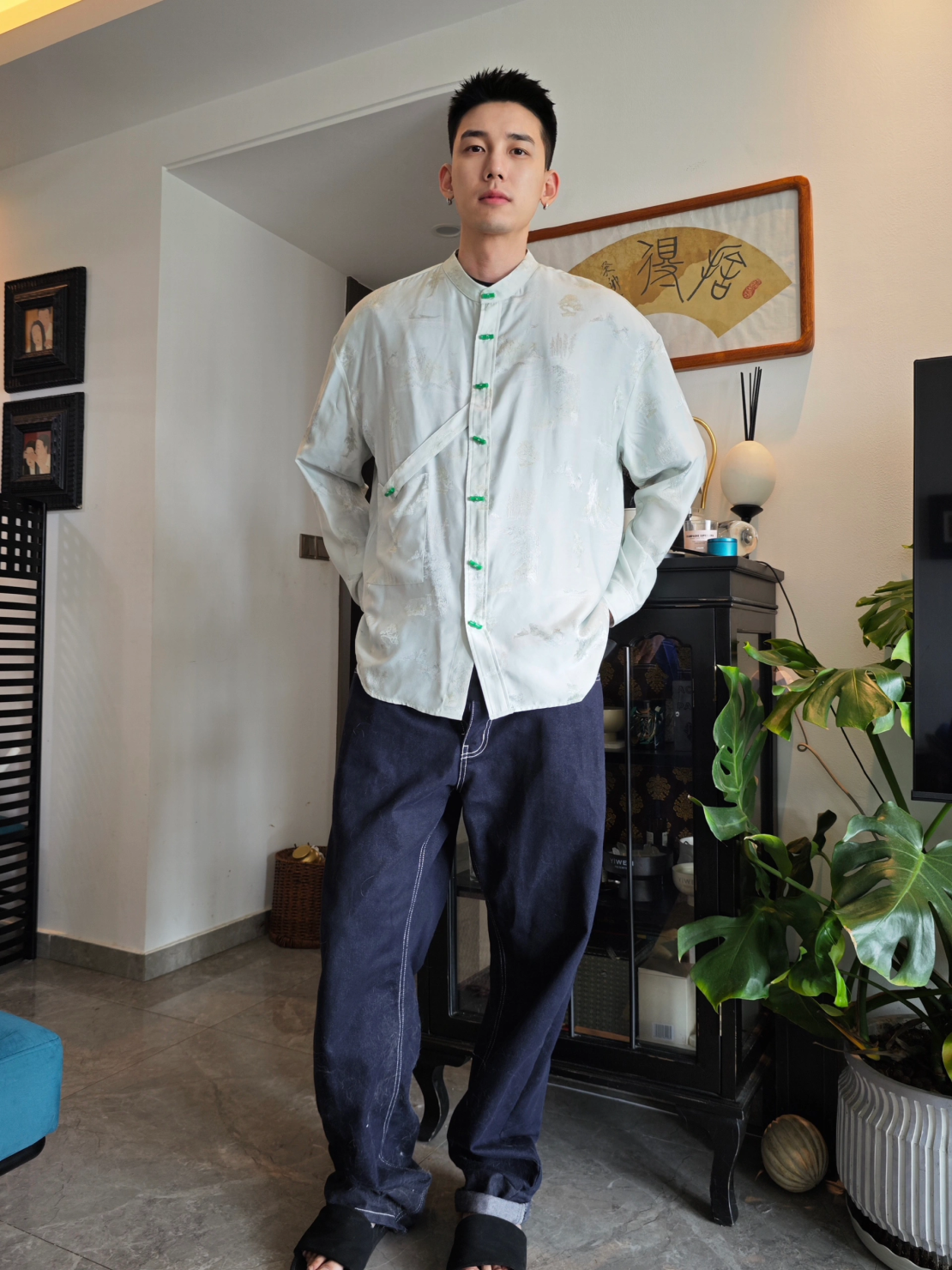 Designer Huang Weizhe, who goes by Azhe online, often posts ideas about how to embrace the "new Chinese style" trend.