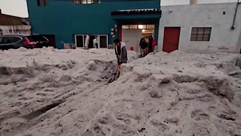 VIDEO: Locals shovel ice in Mexico after hail falls amid a heatwave