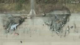 Esta imagen satelital muestra bombarderos estratégicos Tu-95 destruidos el 4 de junio, tras los ataques con drones ucranianos contra la base aérea rusa de Olenya.