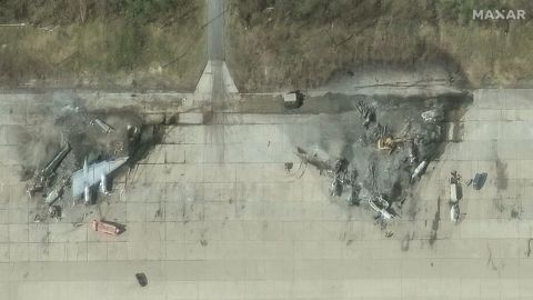 Esta imagen satelital muestra bombarderos estratégicos Tu-95 destruidos el 4 de junio, tras los ataques con drones ucranianos contra la base aérea rusa de Olenya.