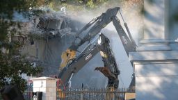 WASHINGTON, DC - OCTOBER 20: Workers demolish the facade of the East Wing of the White House on October 20, 2025 in Washington, DC. The demolition is part of U.S. President Donald Trump's plan to build a ballroom reportedly costing $250 million on the eastern side of the White House. (Photo by Kevin Dietsch/Getty Images)