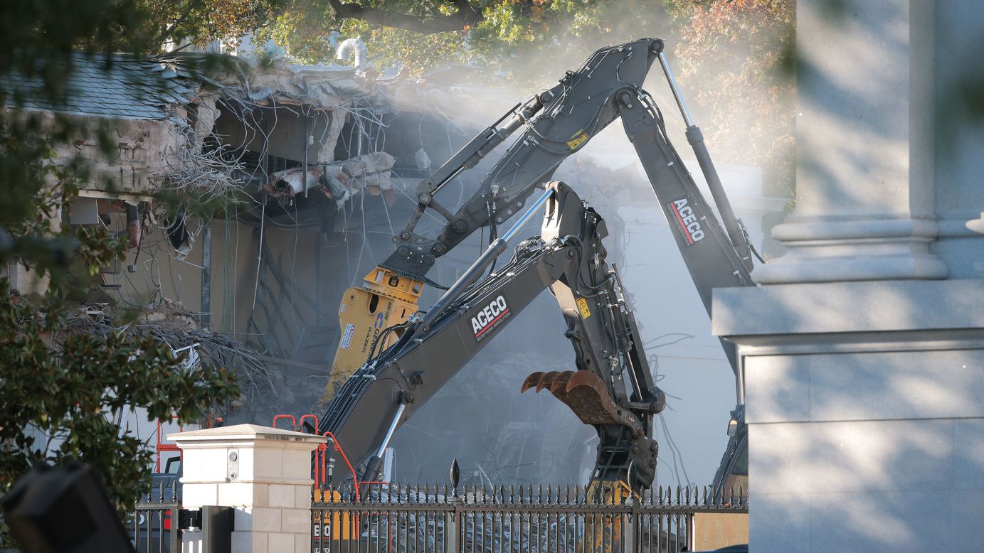 WASHINGTON, DC - OCTOBER 20: Workers demolish the facade of the East Wing of the White House on October 20, 2025 in Washington, DC. The demolition is part of U.S. President Donald Trump's plan to build a ballroom reportedly costing $250 million on the eastern side of the White House. (Photo by Kevin Dietsch/Getty Images)