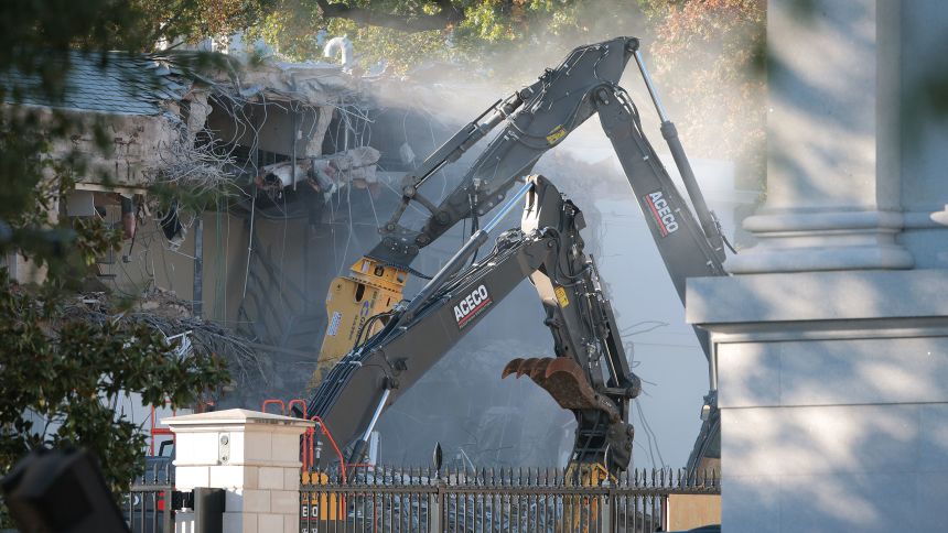 WASHINGTON, DC - OCTOBER 20: Workers demolish the facade of the East Wing of the White House on October 20, 2025 in Washington, DC. The demolition is part of U.S. President Donald Trump's plan to build a ballroom reportedly costing $250 million on the eastern side of the White House. (Photo by Kevin Dietsch/Getty Images)