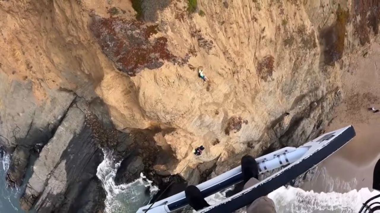 Un equipo de rescate en helicóptero acudió en auxilio de un hombre que gritaba pidiendo ayuda cerca de Baker Beach en San Francisco, según las autoridades. Fue rescatado sano y salvo hasta una playa cercana y no se reportaron heridos.