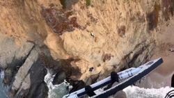 Un equipo de rescate en helicóptero acudió en auxilio de un hombre que gritaba pidiendo ayuda cerca de Baker Beach en San Francisco, según las autoridades. Fue rescatado sano y salvo hasta una playa cercana y no se reportaron heridos.