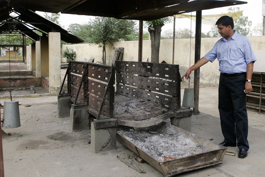 Anshul Garg displays Mokshda's Green Cremation System.