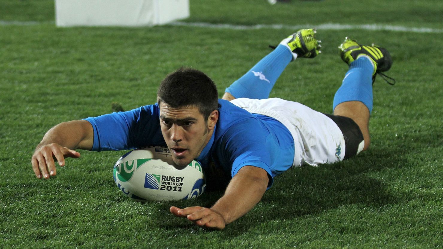 Edoardo Gori touches down for Italy in their convincing win on Tuesday.