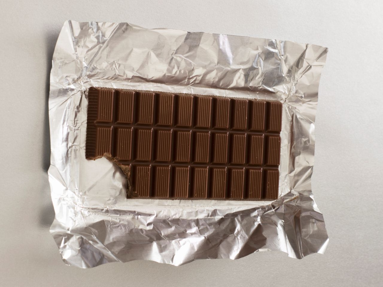 Si piensas regalar chocolates, opta por el oscuro y en lugar de regalar tablillas grandes, obsequia pequeñas muestras.