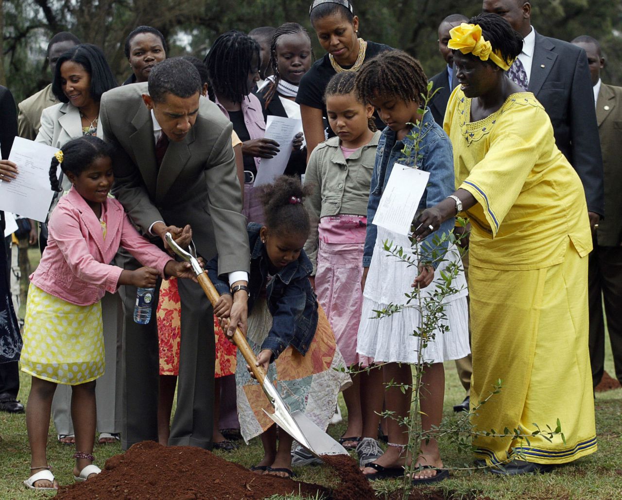 Wangari Maathai plants a tree in Nairobi 2006 with the visiting --then Senator for the state of Illinois -- Barack Obama.