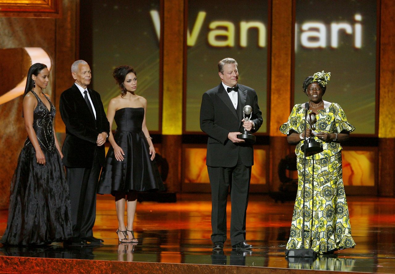 Receiving the Chairman's award alongside fellow environmental campaigner and Nobel Prize Winner, Al Gore at the NAACP Image Awards in 2009. Maathai is survived by her three children and grandaughter.