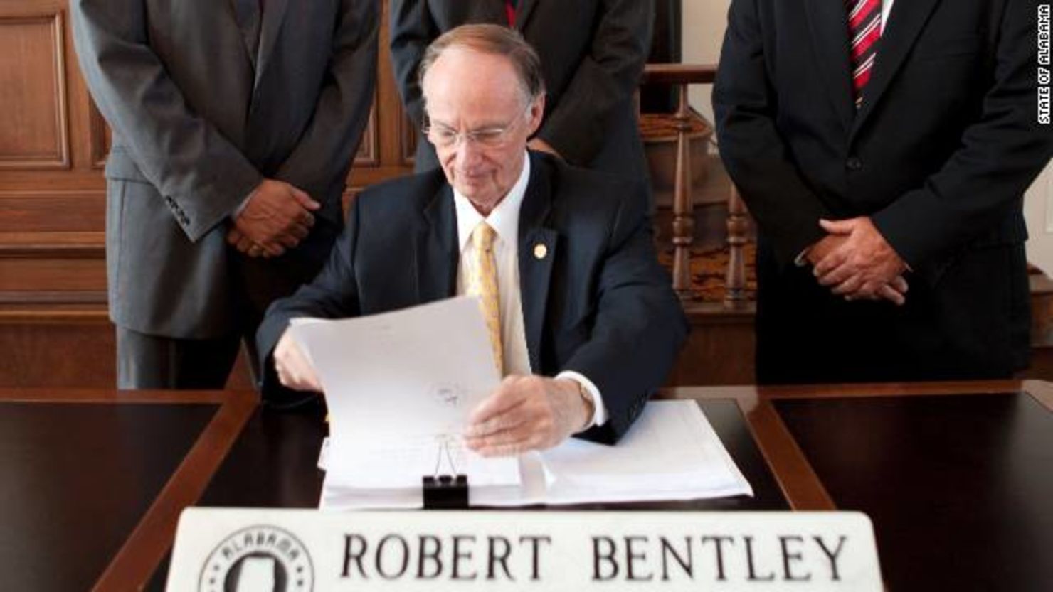 El gobernador de Alabama Robert Bentley firmó la ley en junio.