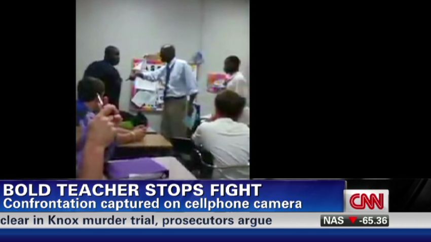 nr teacher breaks up fight_00004410
