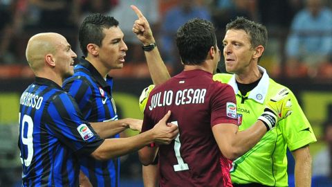 Inter Milan goalkeeper Julio Cesar argues with referee Gianluca Rocchi at the San Siro on Saturday.