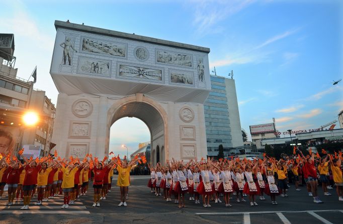 Children perform in front of a triumphal arch, for the ceremony of Independence on September 8,2011. 