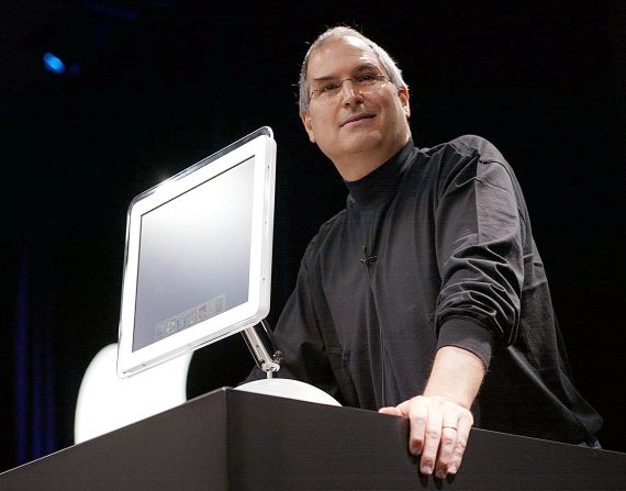 Jobs presenta la nueva computadora iMac de pantalla plana en la Expo Macworld en enero de 2002. 