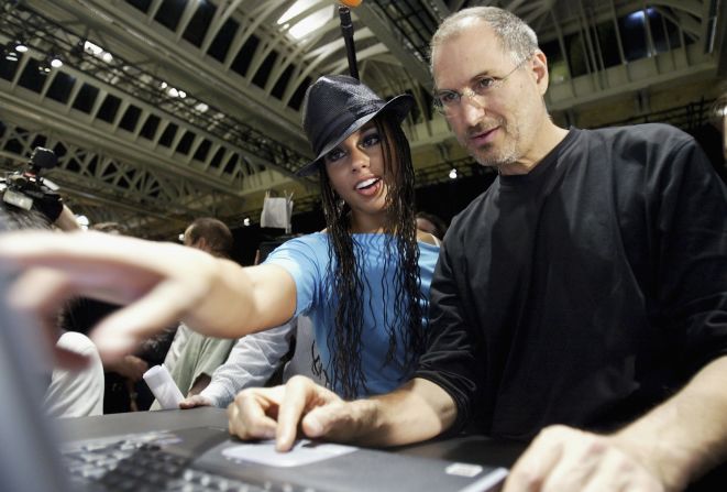 <a href="http://www.cnn.com/specials/tech/steve-jobs-the-man-in-the-machine">Jobs</a> shows R&B singer Alicia Keys how to use iTunes in London in 2004. 