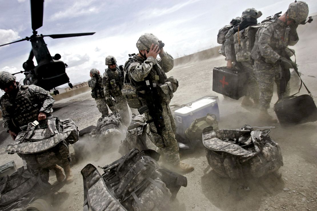 US soldiers disembark from a Chinook helicopter in Ghazni province, Afghanistan, May 2007.  