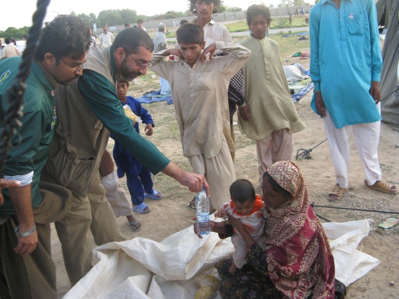 Sooliman delivering aid in the Razakabad flood relief camp in Pakistan last year.