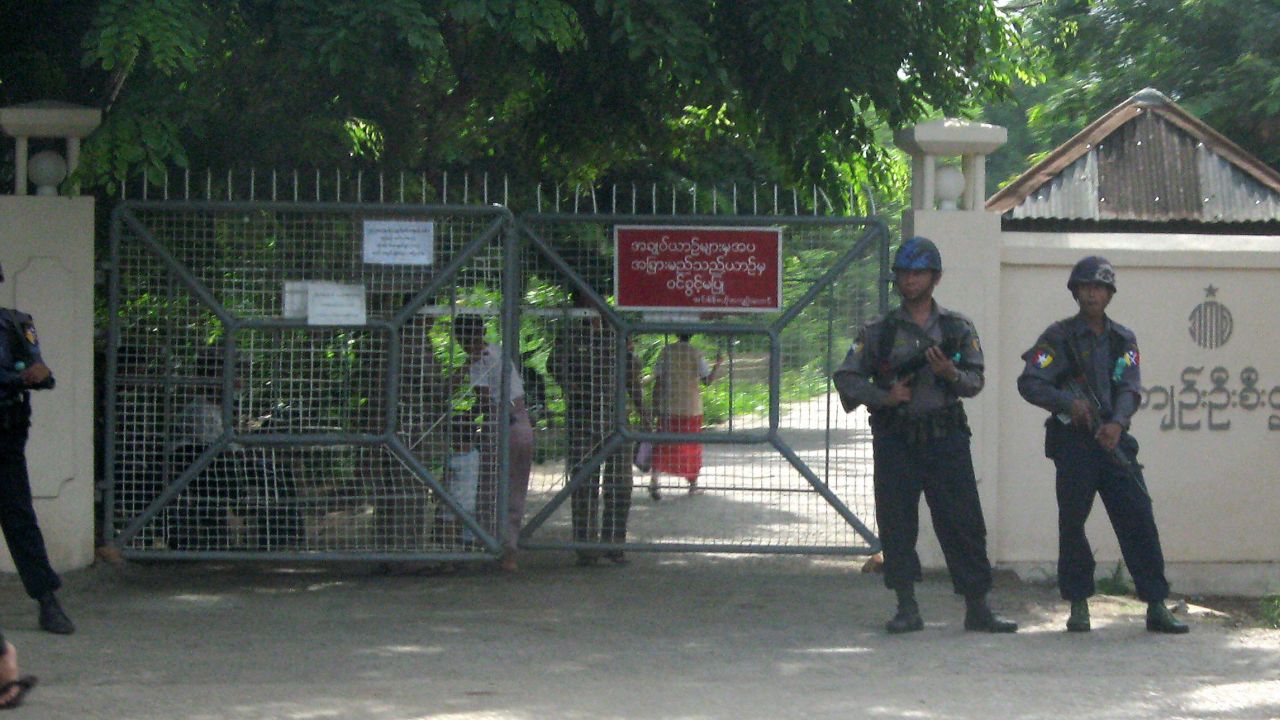 Soldiers stand guard in front of the Insein prison in Yangon on May 18, 2009.