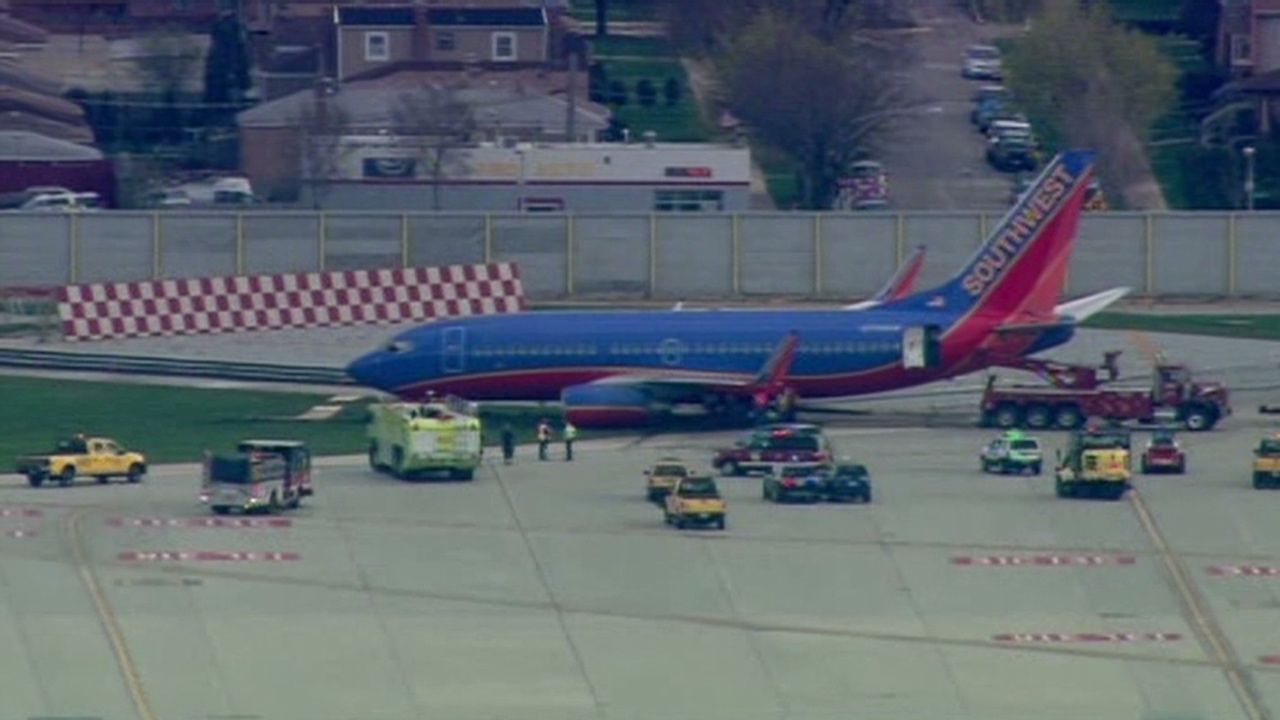 Minnesota Vikings plane slides off runway - CBS News