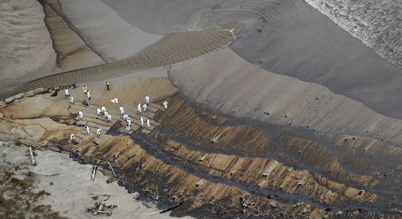New Zealand soldiers start to clear the oil from Papamoa Beach on October 13 in Tauranga.