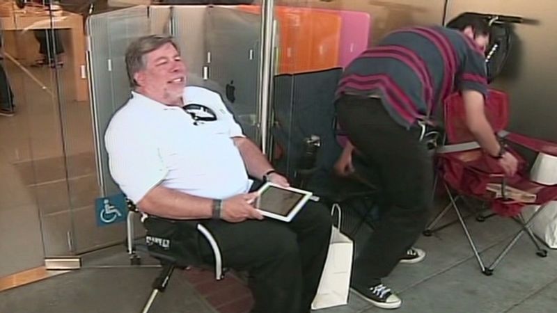 Steve Wozniak is first in line for iPhone 4S | CNN Business