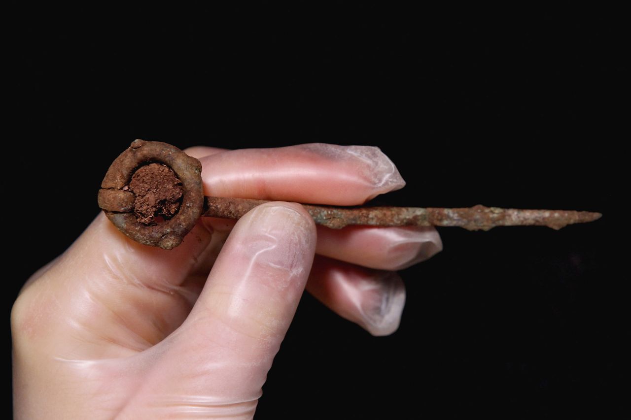 A bronze ring pin, believed to have come from Ireland, was also found in the grave, alongside a whetstone from Norway, and pieces of Viking pottery.