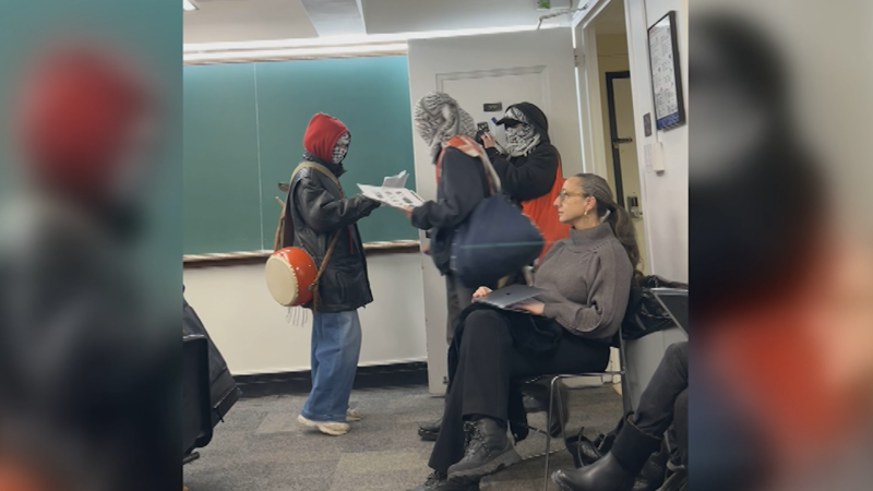 Masked protestors disrupt first day of Israel history class at Columbia University | CNN Politics