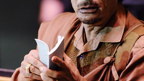 Human Rights Watch says the CIA  interrogated detainees before handing them over to Moammar Gadhafi.