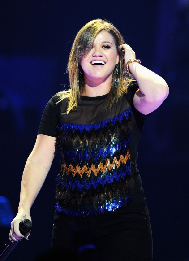 Kelly Clarkson shuts down body shaming tweet