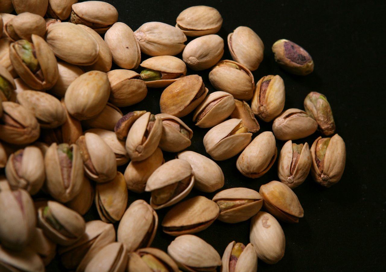 Otra opción saludable son las palomitas o botanas saladas como nueces y pistachos, pero ten cuidado con las alergias.