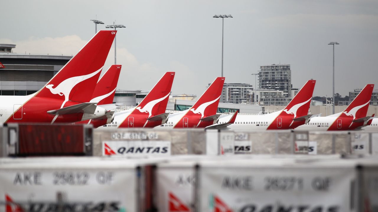 Qantas planes grounded