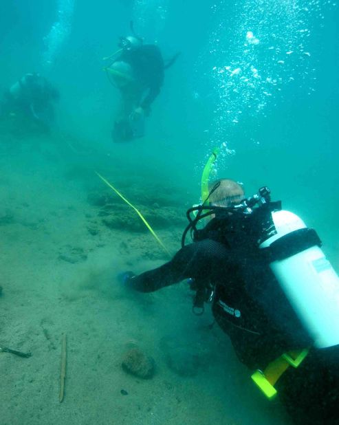 Croce and the diving team measure the shipwreck found off the coast of Panama.