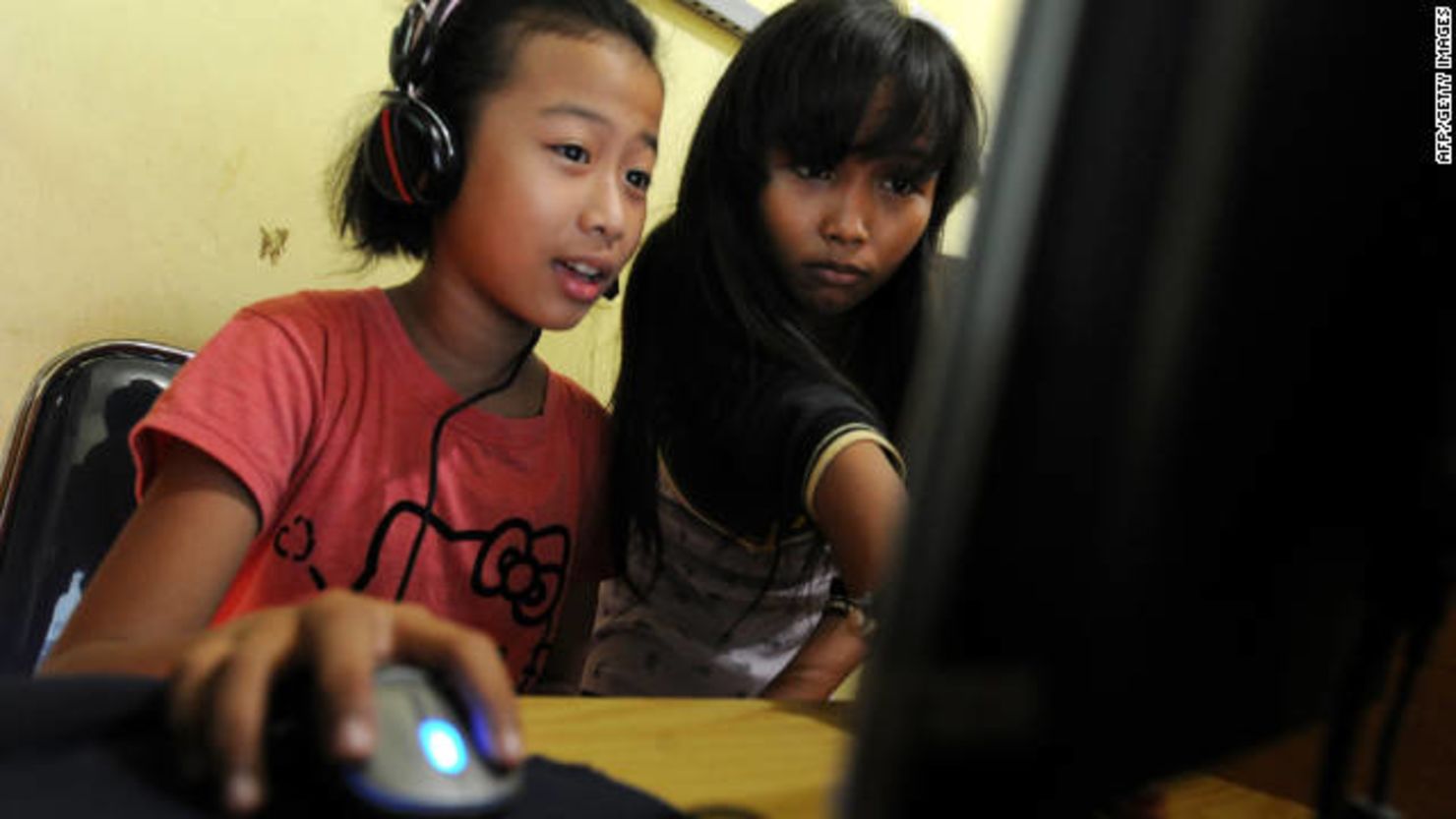 CNNE 02305c0f - 111101085735-kids-online-story-top