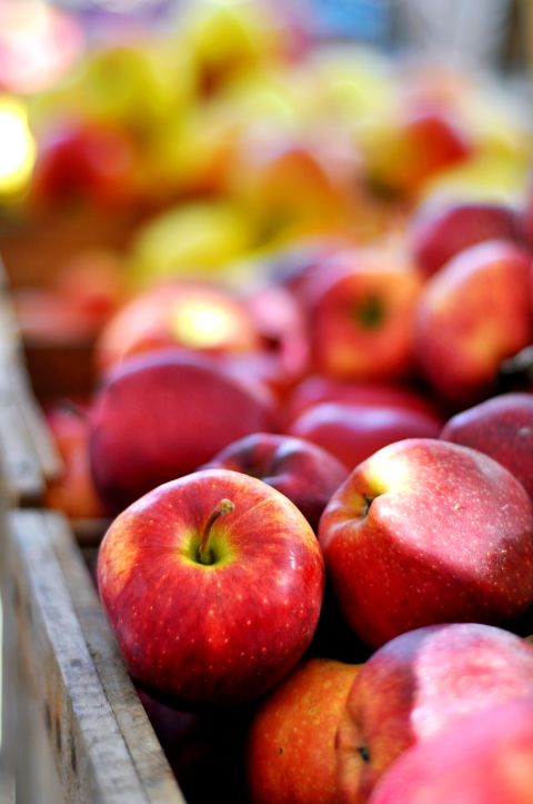 Apples have fewer than 50 calories but are a great source of antioxidants, fiber, vitamin C and potassium, according to <a href="http://www.superfoodsrx.com" target="_blank" target="_blank">SuperFoodsRx.com</a>. 