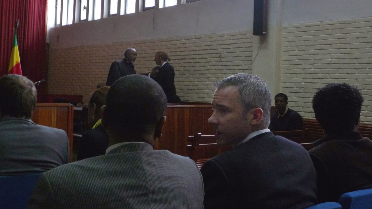 Swedish journalist Martin Schibbye (2-R) talks to his lawyer at an Ethiopian courtroom, on November 1, in Addis Ababa. 