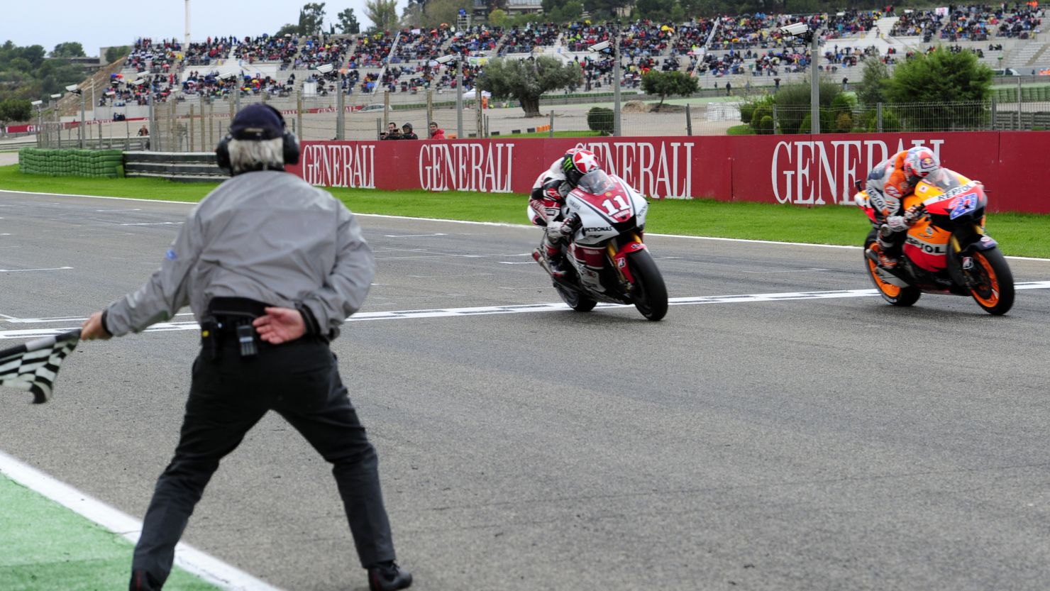 World champion Casey Stoner (right) edges Ben Spies in a thrilling finish to the Valencia MotoGP