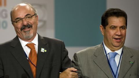 Labor Minister Carlos Lupi (right) with Argentinian Labor Minister Carlos Tomada (left). Lupi is accused of corruption.