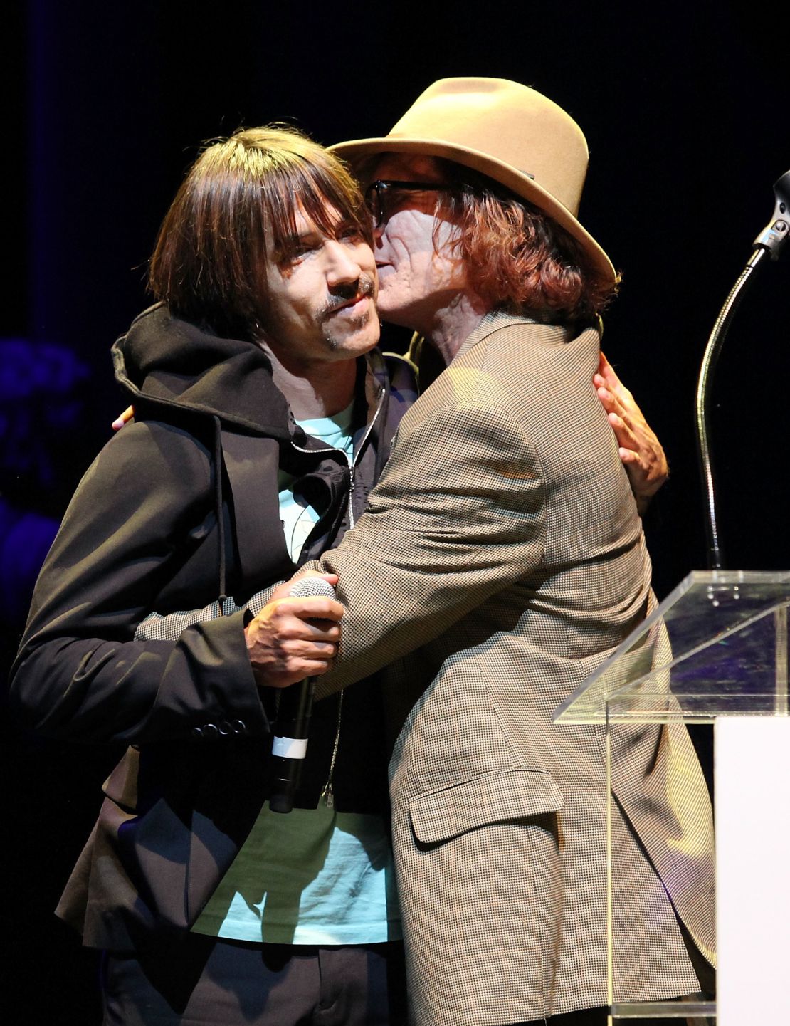 Bob Forrest gives friend and fellow musician Anthony Kiedis an award at a MusicCares fundraiser  in 2009.