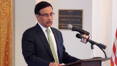 Pakistan's ambassador to the United States Husain Haqqani has offered to resign amid alleged links to oust the country's military leadership.
