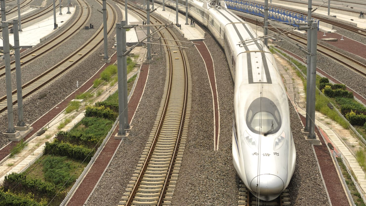 China has built more than 8,000 kilometers of high-speed rail lines in recent years 